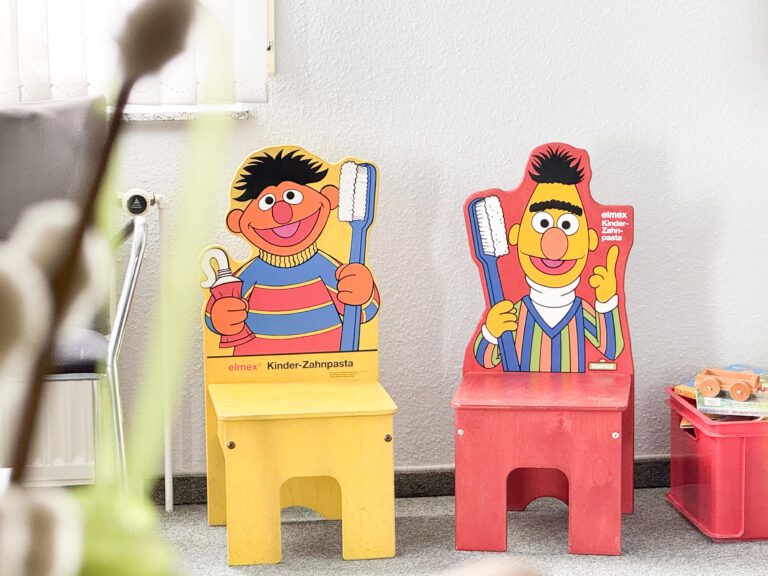 Zahnarztpraxis in Groß-Gerau: Wartebereich: Erni und Bert