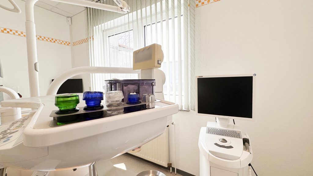 Zahnarztpraxis in Groß-Gerau: Behandlungszimmer: Tray