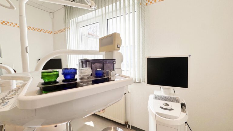 Zahnarztpraxis in Groß-Gerau: Behandlungszimmer: Tray